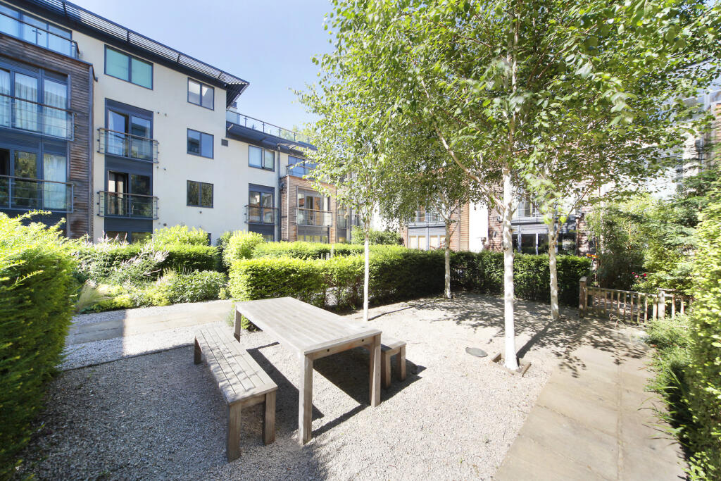 2 bedroom flat for sale in Houghton Square, Clapham, London, SW9