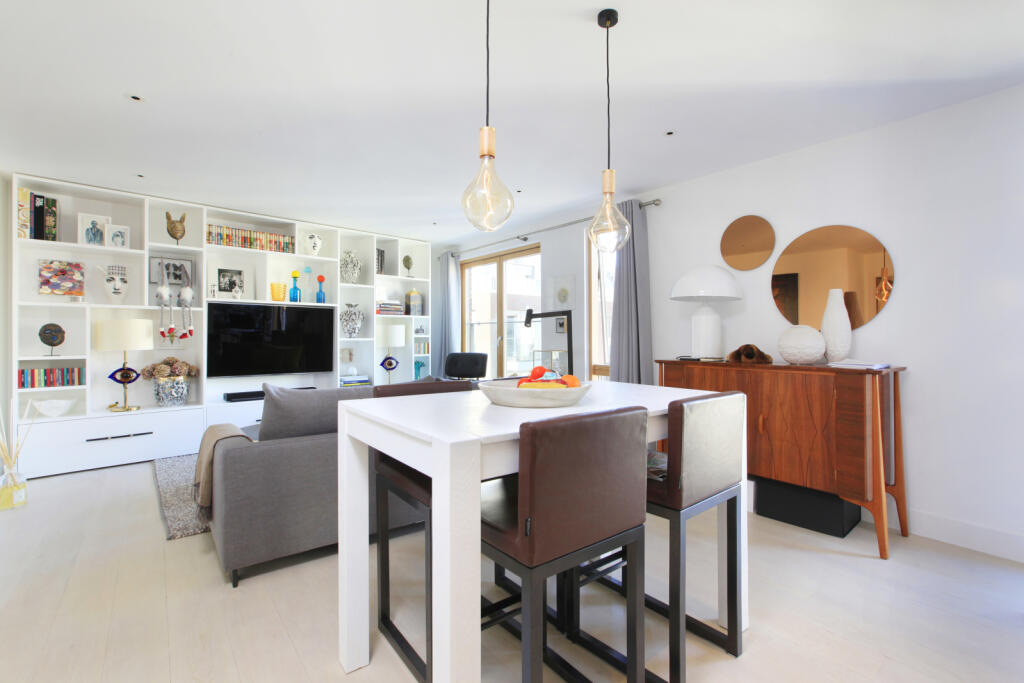 2 bedroom flat for sale in Wingate Square, Clapham, London, SW4