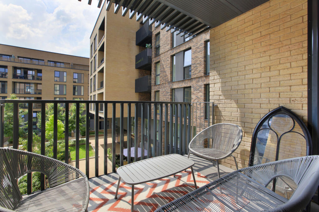 1 bedroom flat for sale in Farloe House, 38 Summerstown, Earlsfield