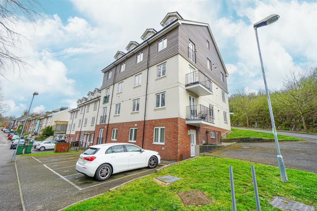 3 bedroom flat for sale in Broomgrove Road, Hastings, TN34