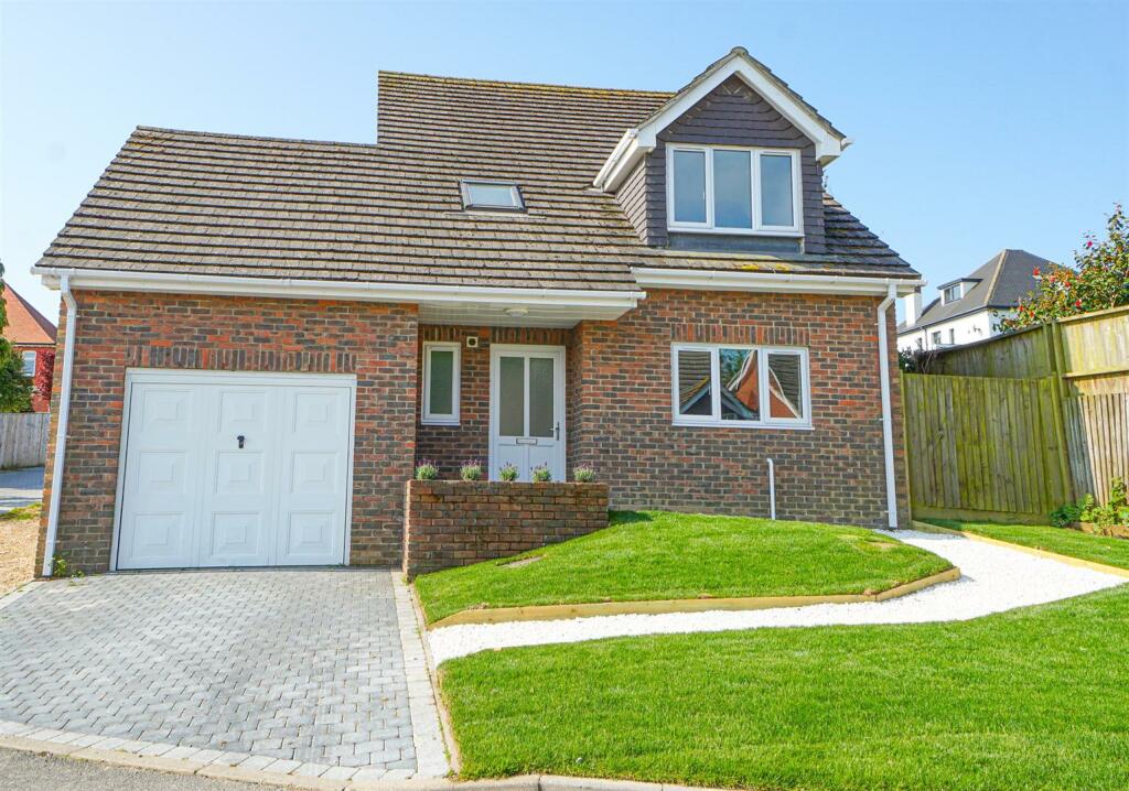 3 bedroom detached house for sale in Beatrice Close Hastings TN34