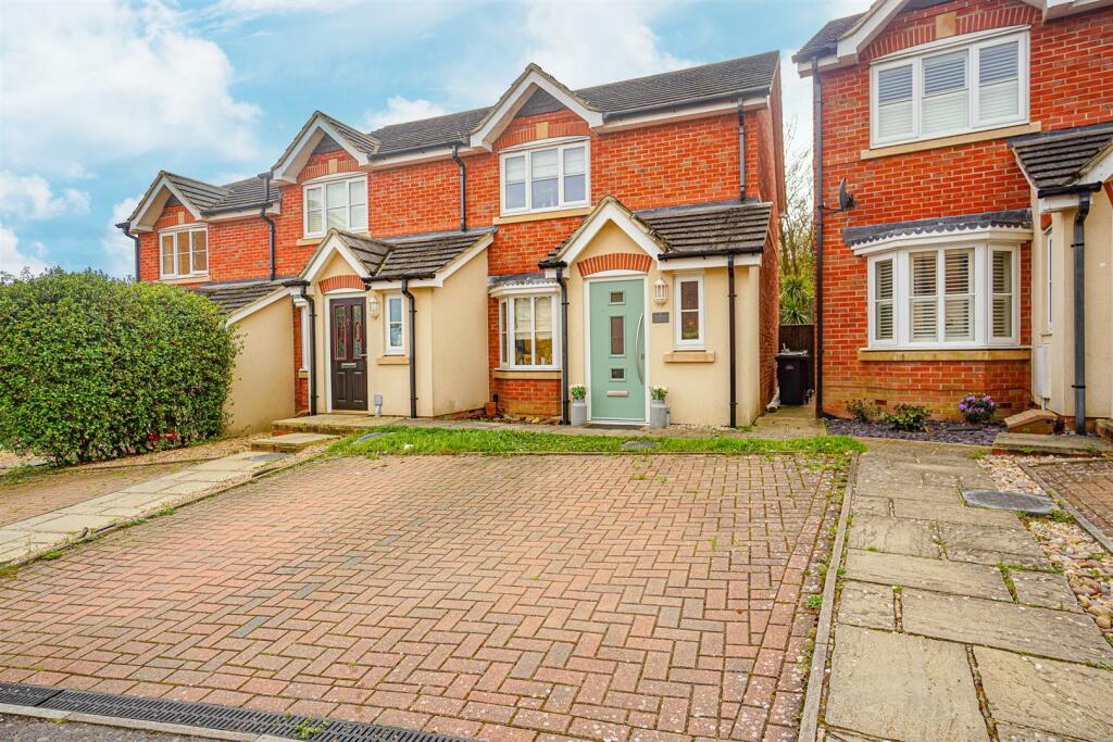 3 bedroom end of terrace house for sale in Etchingham Drive, St. LeonardsOnSea, TN38