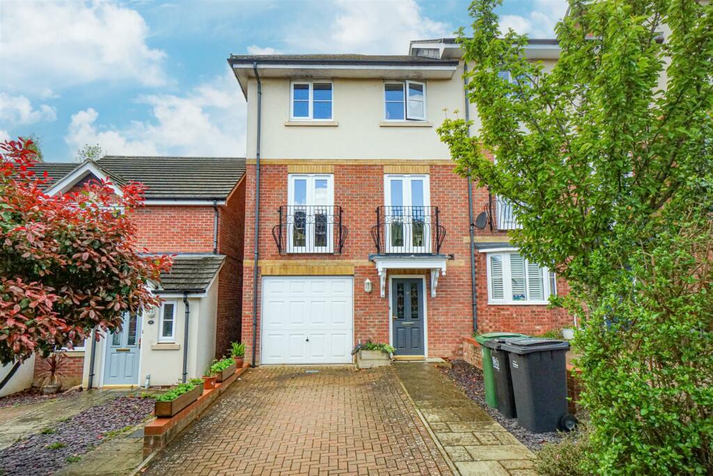 4 bedroom end of terrace house for sale in Etchingham Drive, St
