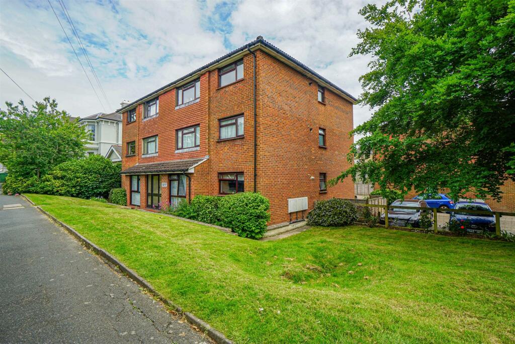 2 bedroom flat for sale in Blacklands Court, St. Helens Park Road