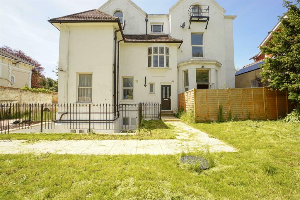 2 bedroom flat for sale in Upper Maze Hill, St. LeonardsOnSea, TN38