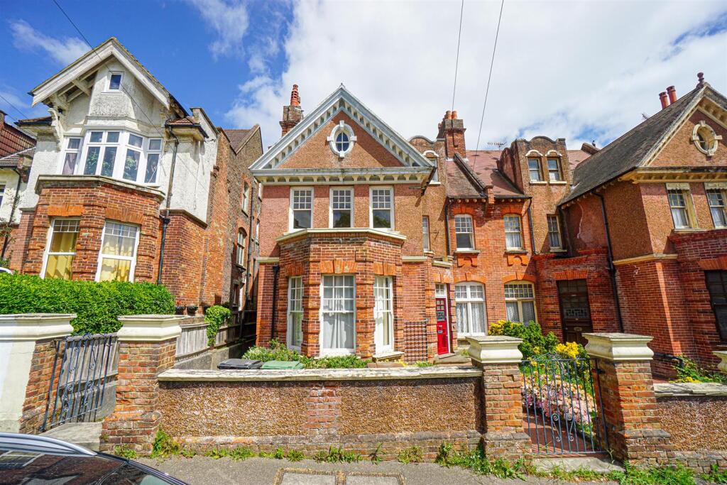 4 bedroom maisonette