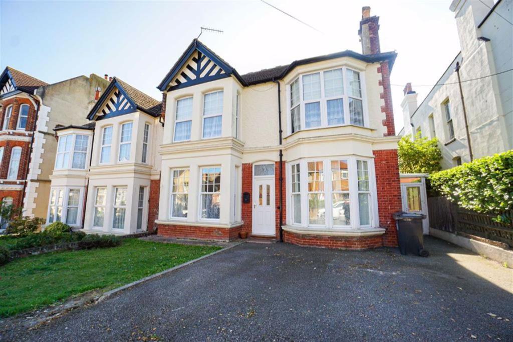 4 bedroom flat for sale in Priory Avenue, Hastings, East Sussex, TN34