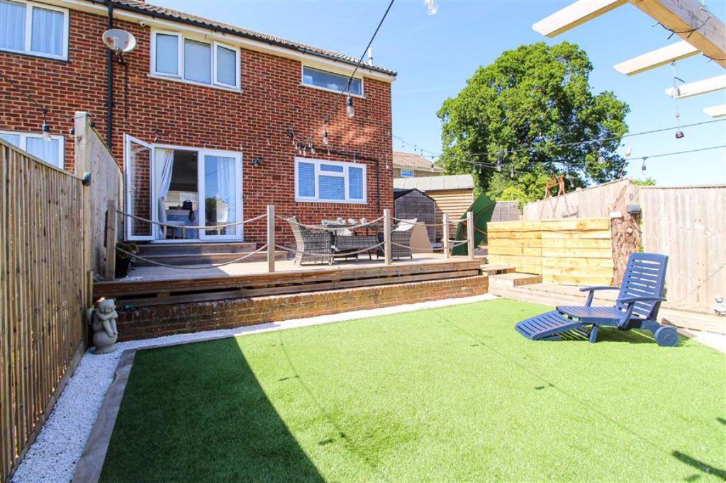 3 bedroom semidetached house for sale in Abbotsfield Close, Hastings