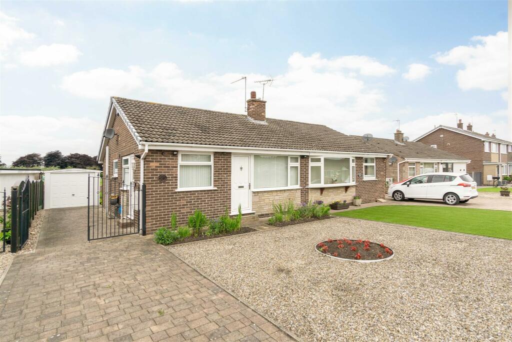 2 bedroom semidetached bungalow for sale in Westbourne Road, Selby, YO8