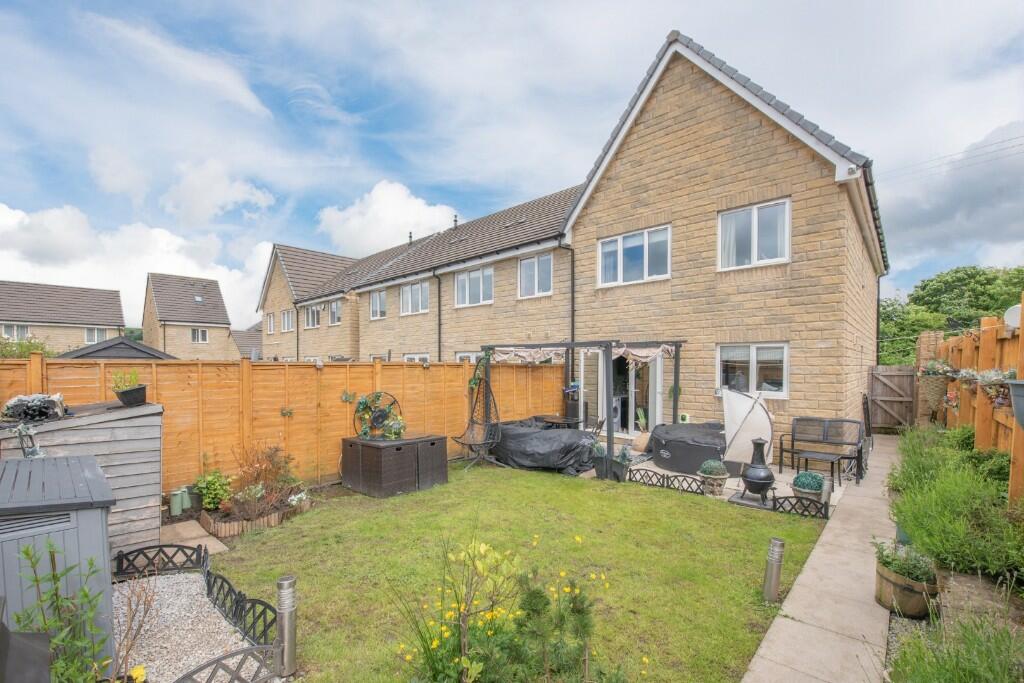 3 bedroom town house for sale in 4 Ellison Grove, Eastburn BD20 8DN, BD20