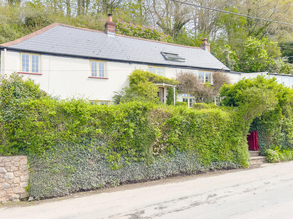 4 bedroom detached house for sale in Nadderwater, Exeter, EX4