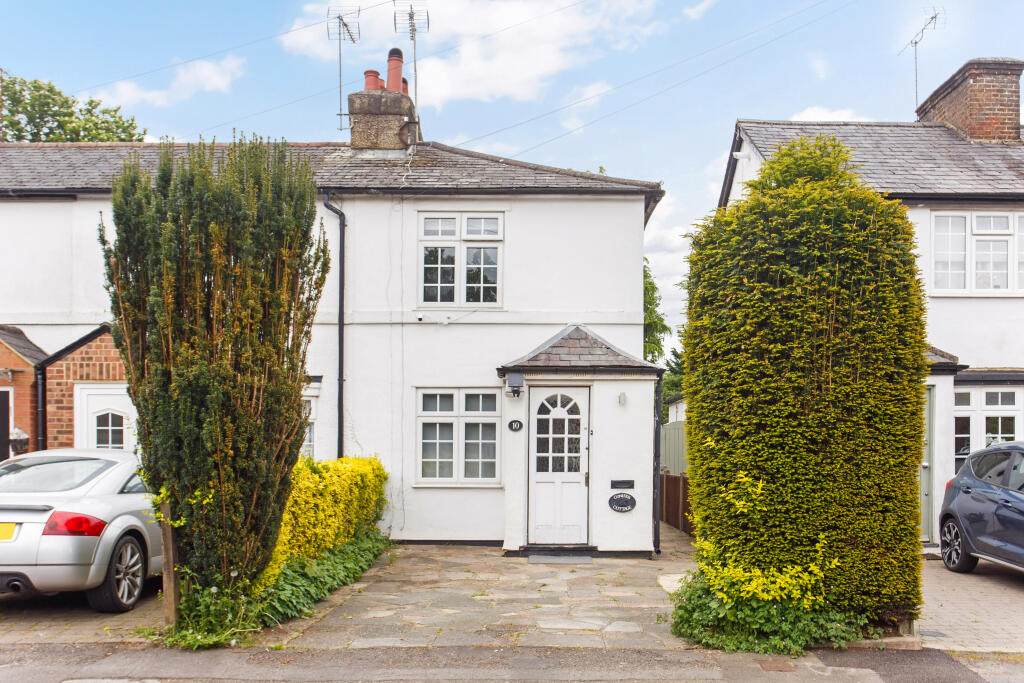2 bedroom cottage for sale in Windmill Lane, Bushey, WD23