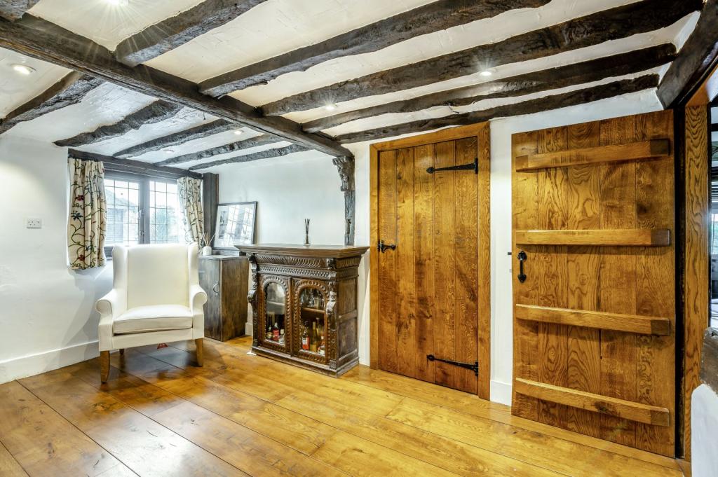 5 bedroom detached house for sale in Tile Kiln Lane, Harefield