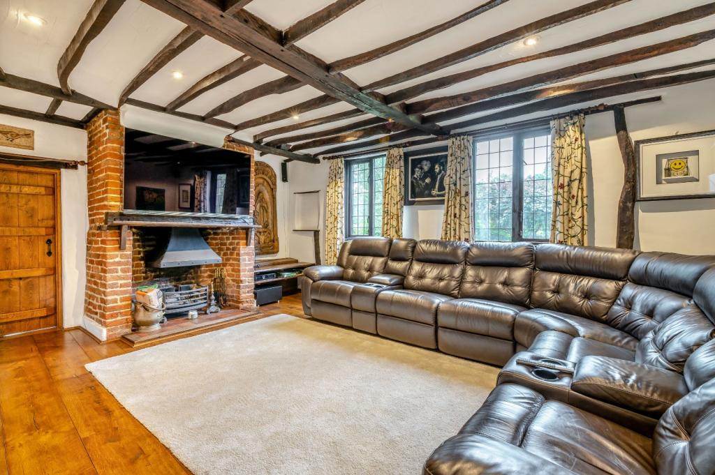5 bedroom detached house for sale in Tile Kiln Lane, Harefield