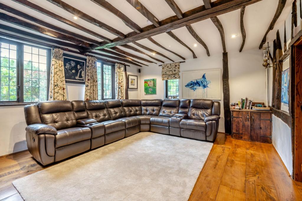 5 bedroom detached house for sale in Tile Kiln Lane, Harefield