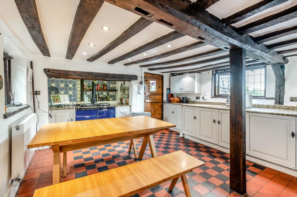 5 bedroom detached house for sale in Tile Kiln Lane, Harefield