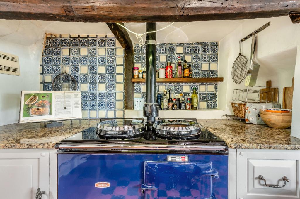 5 bedroom detached house for sale in Tile Kiln Lane, Harefield