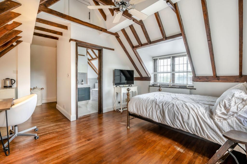 5 bedroom detached house for sale in Tile Kiln Lane, Harefield