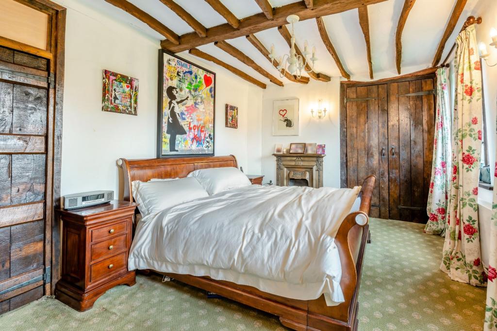 5 bedroom detached house for sale in Tile Kiln Lane, Harefield