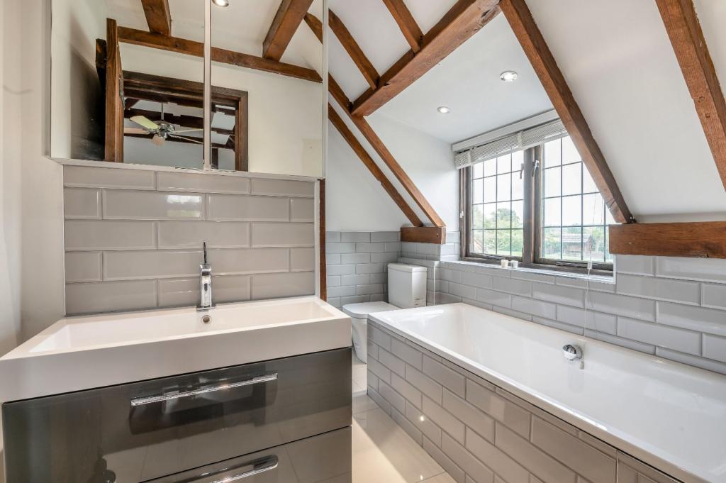 5 bedroom detached house for sale in Tile Kiln Lane, Harefield