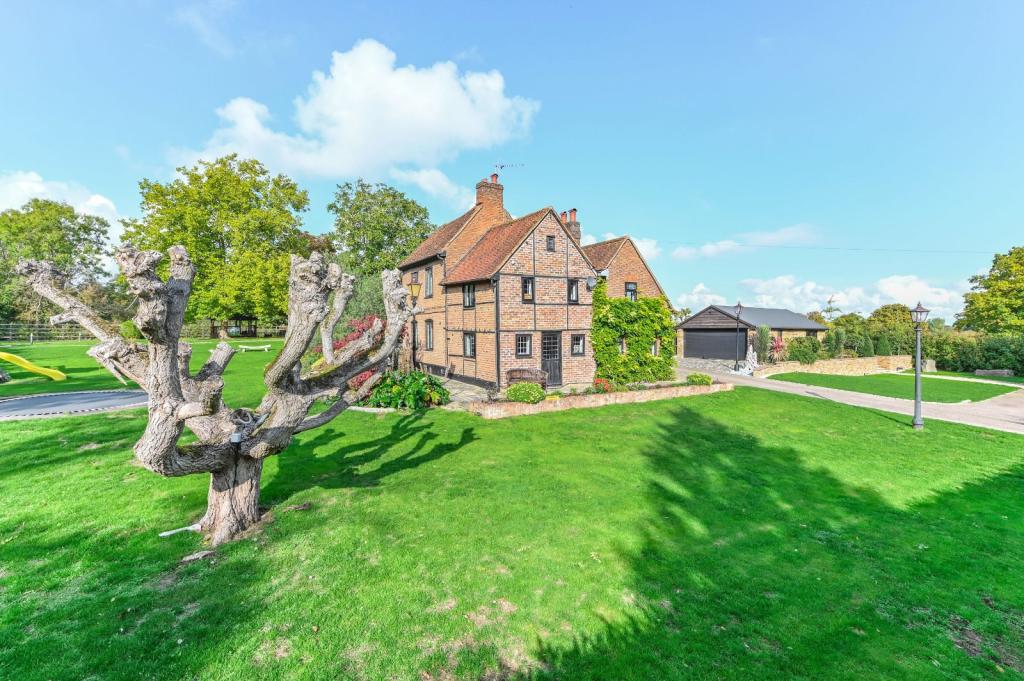 5 bedroom detached house for sale in Tile Kiln Lane, Harefield