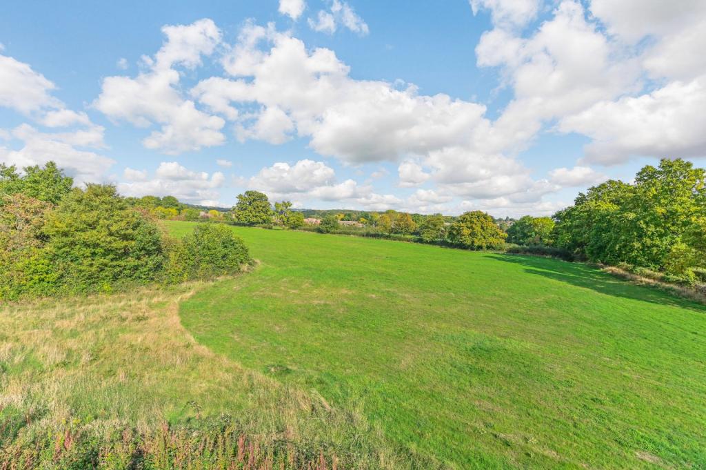 5 bedroom detached house for sale in Tile Kiln Lane, Harefield, Uxbridge, Middlesex, UB9