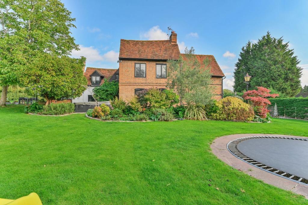 5 bedroom detached house for sale in Tile Kiln Lane, Harefield