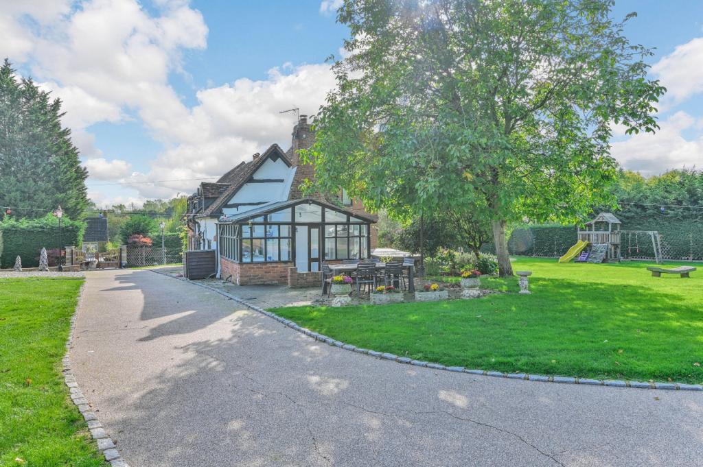 5 bedroom detached house for sale in Tile Kiln Lane, Harefield, Uxbridge, Middlesex, UB9