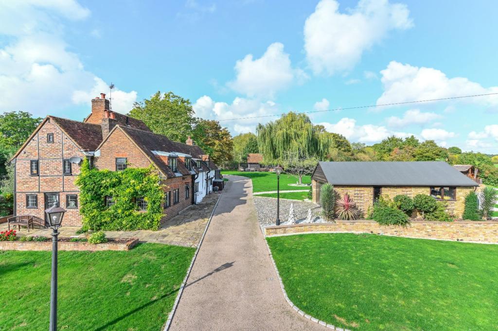 5 bedroom detached house for sale in Tile Kiln Lane, Harefield