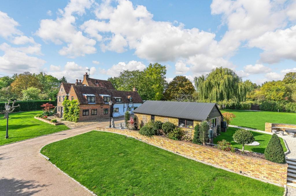 5 bedroom detached house for sale in Tile Kiln Lane, Harefield, Uxbridge, Middlesex, UB9