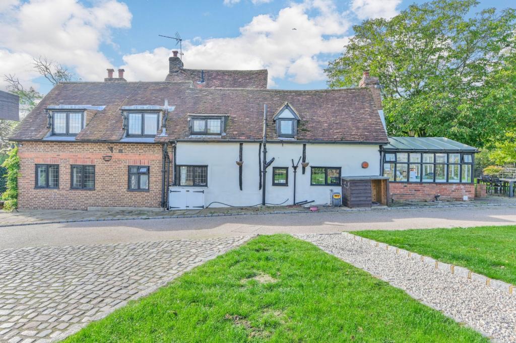 5 bedroom detached house for sale in Tile Kiln Lane, Harefield, Uxbridge, Middlesex, UB9