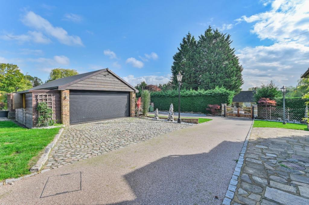 5 bedroom detached house for sale in Tile Kiln Lane, Harefield