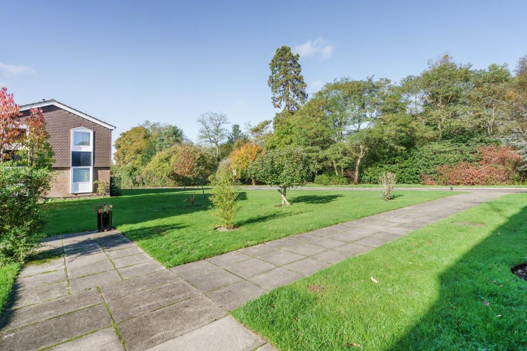 2 bedroom flat for sale in Larchmoor Park, Gerrards Cross Road, Stoke Poges, Slough, SL2