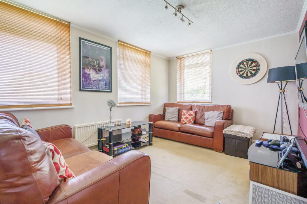 2 bedroom flat for sale in Larchmoor Park, Gerrards Cross Road, Stoke Poges, Slough, SL2