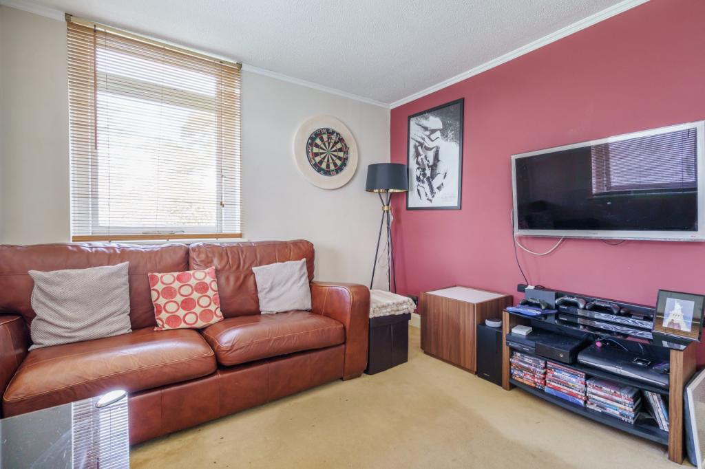 2 bedroom flat for sale in Larchmoor Park, Gerrards Cross Road, Stoke Poges, Slough, SL2