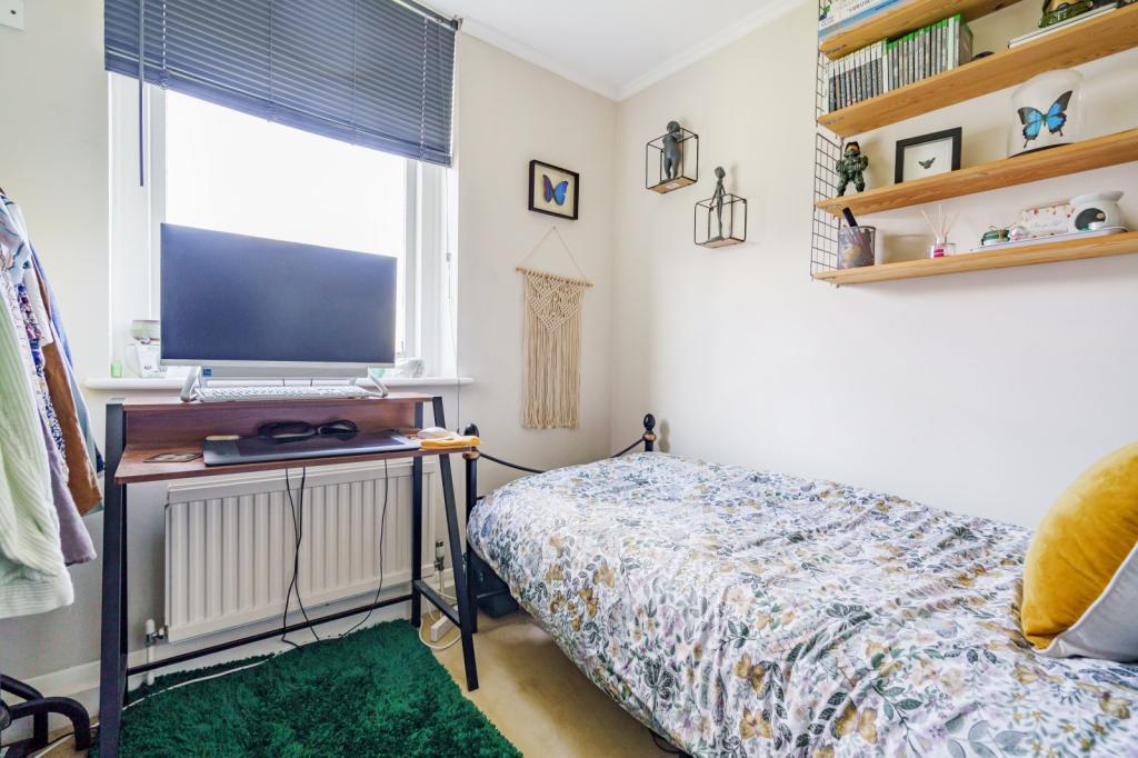 2 bedroom flat for sale in Larchmoor Park, Gerrards Cross Road, Stoke Poges, Slough, SL2