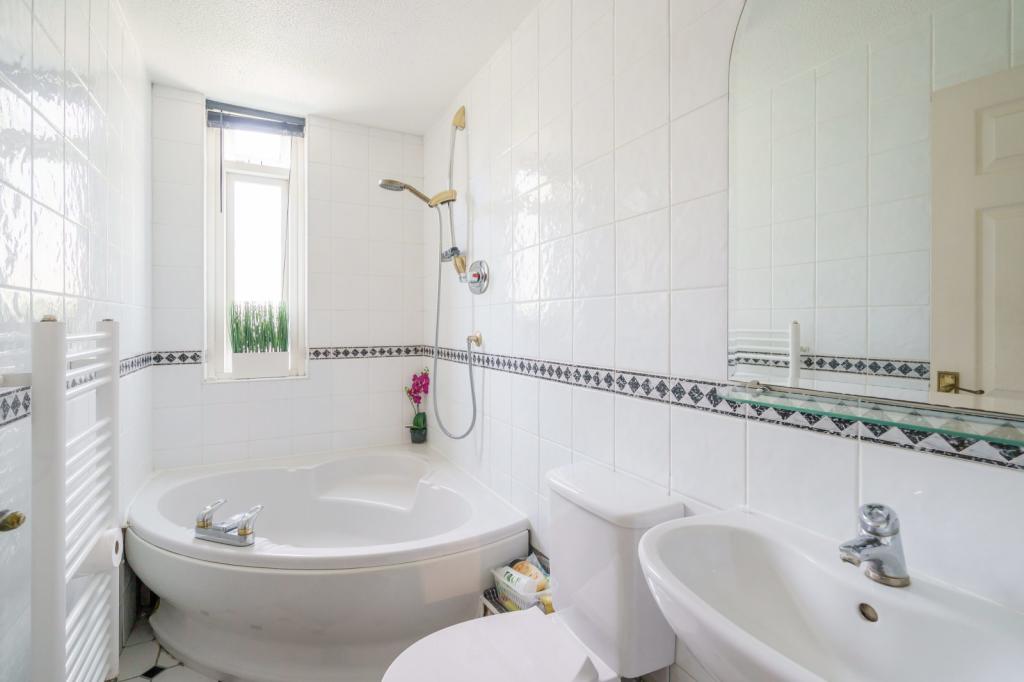 2 bedroom flat for sale in Larchmoor Park, Gerrards Cross Road, Stoke