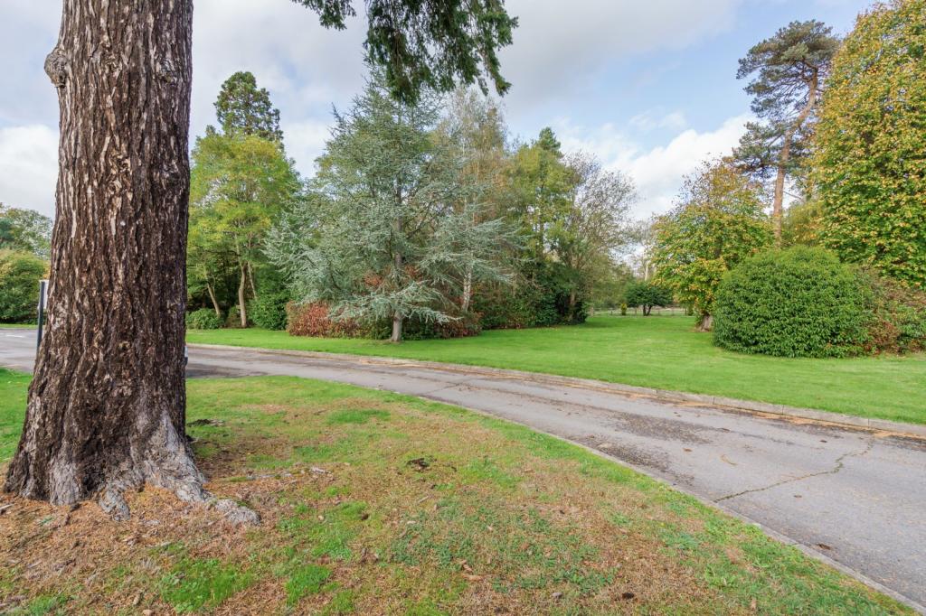 2 bedroom flat for sale in Larchmoor Park, Gerrards Cross Road, Stoke Poges, Slough, SL2