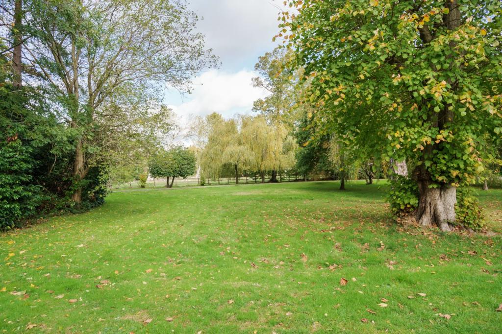 2 bedroom flat for sale in Larchmoor Park, Gerrards Cross Road, Stoke Poges, Slough, SL2