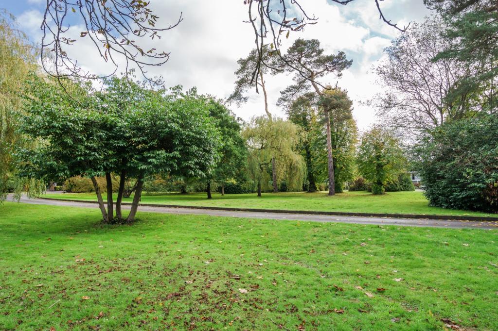 2 bedroom flat for sale in Larchmoor Park, Gerrards Cross Road, Stoke