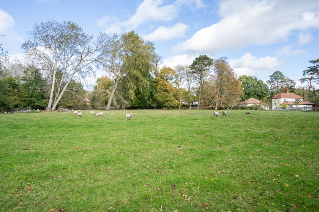 2 bedroom flat for sale in Larchmoor Park, Gerrards Cross Road, Stoke Poges, Slough, SL2