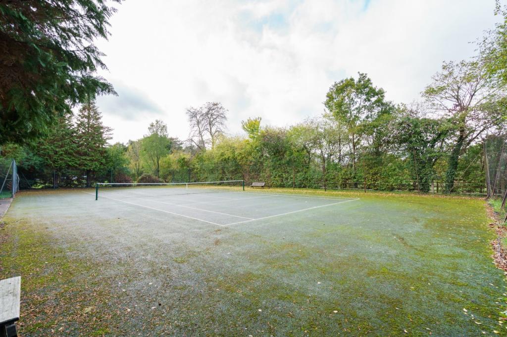 2 bedroom flat for sale in Larchmoor Park, Gerrards Cross Road, Stoke