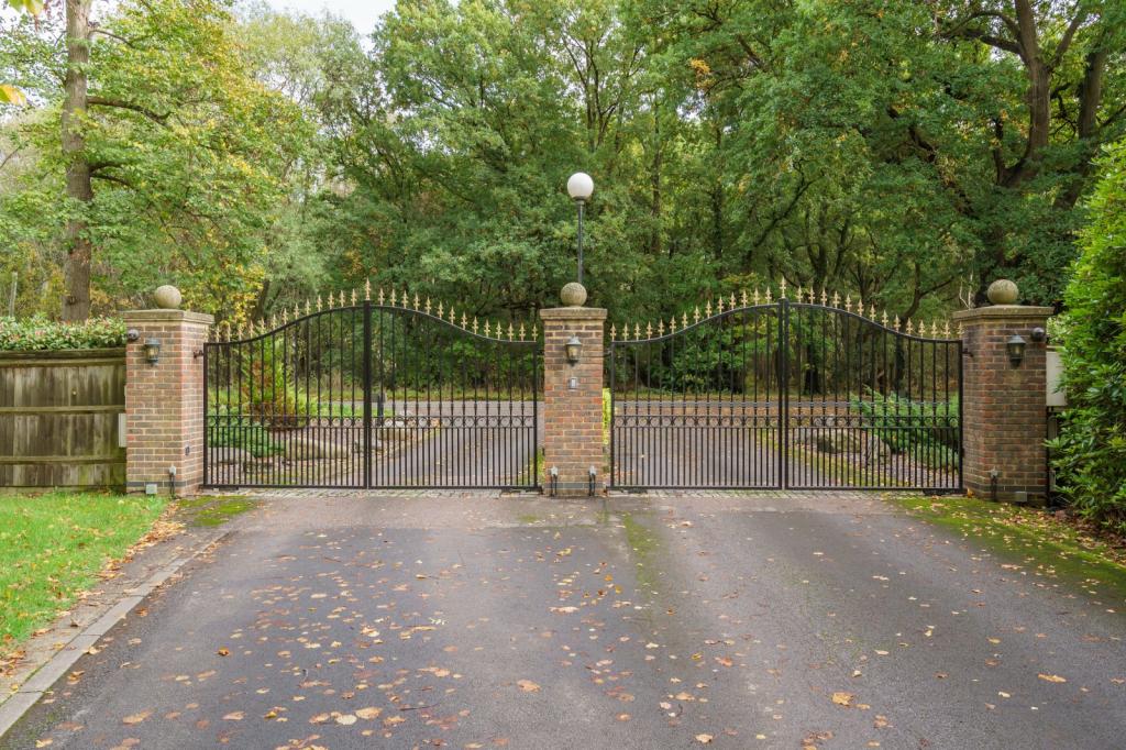 2 bedroom flat for sale in Larchmoor Park, Gerrards Cross Road, Stoke