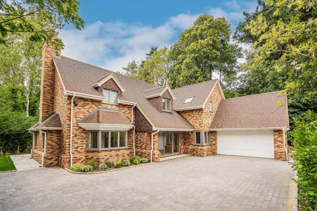 4 bedroom detached house for sale in Blackpond Lane, Farnham Royal, SL2