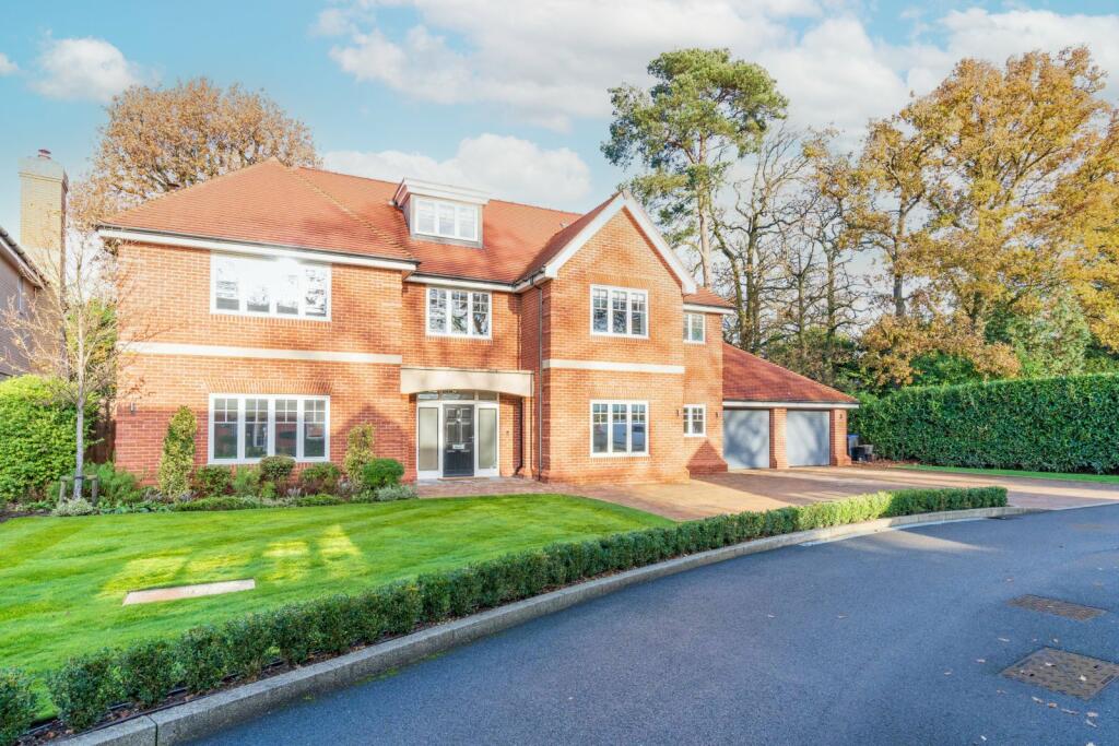 6 bedroom detached house for sale in The Spinney, Gerrards Cross