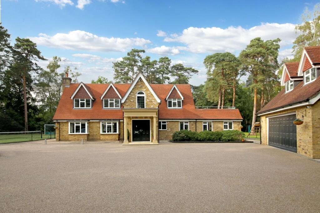 5 bedroom detached house for sale in Stoke Common Road, Fulmer