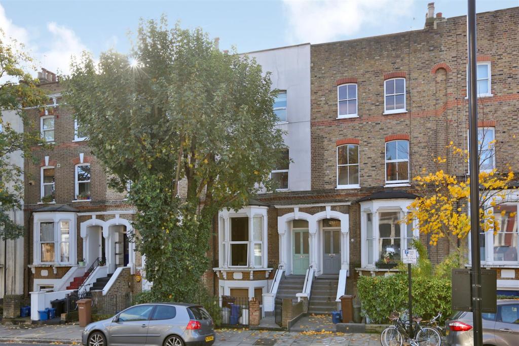 2 bedroom flat for sale in Farleigh Road, Stoke Newington, N16