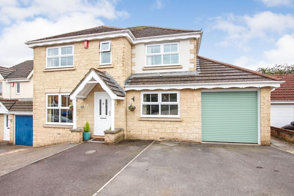 4 bedroom detached house for sale in Spencer Drive, Midsomer Norton, Radstock, BA3