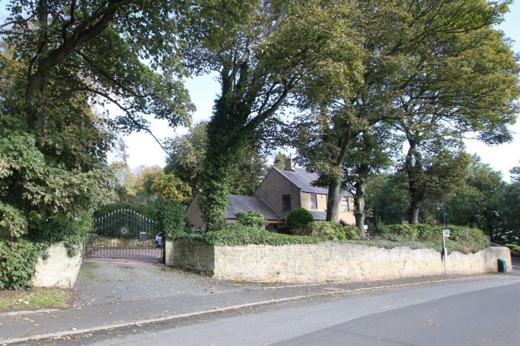 5 bedroom detached house for sale in Mount Lane, Springwell Village