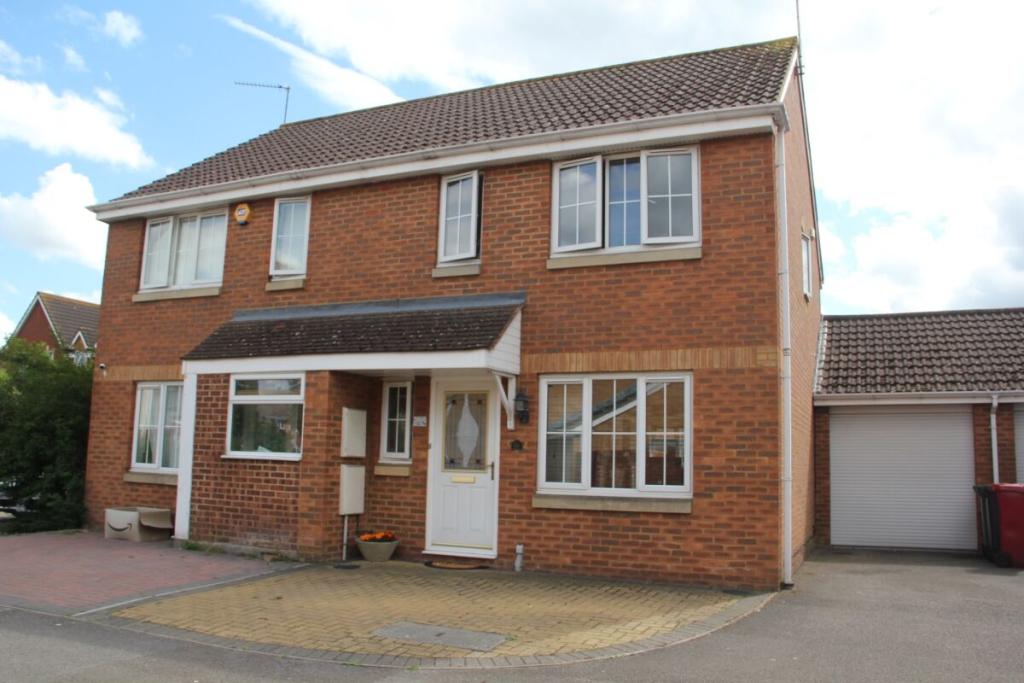 3 bedroom semidetached house for sale in Blunden Drive, Langley, SL3